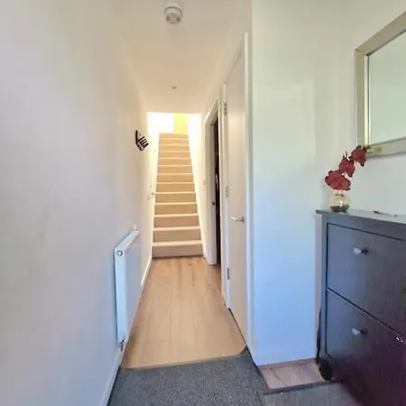 Explore London: 2 Bedroom House In Wood Green Exterior photo
