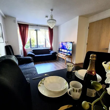 Explore London: 2 Bedroom House In Wood Green Exterior photo