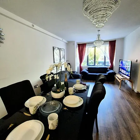 Explore London: 2 Bedroom House In Wood Green Exterior photo
