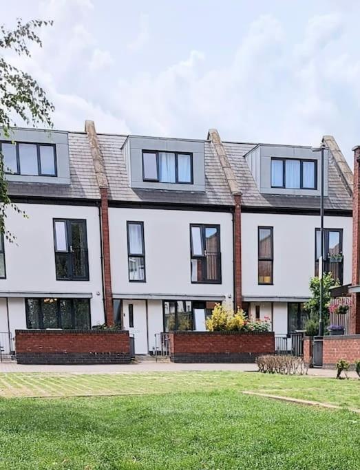 Explore London: 2 Bedroom House In Wood Casa de Férias