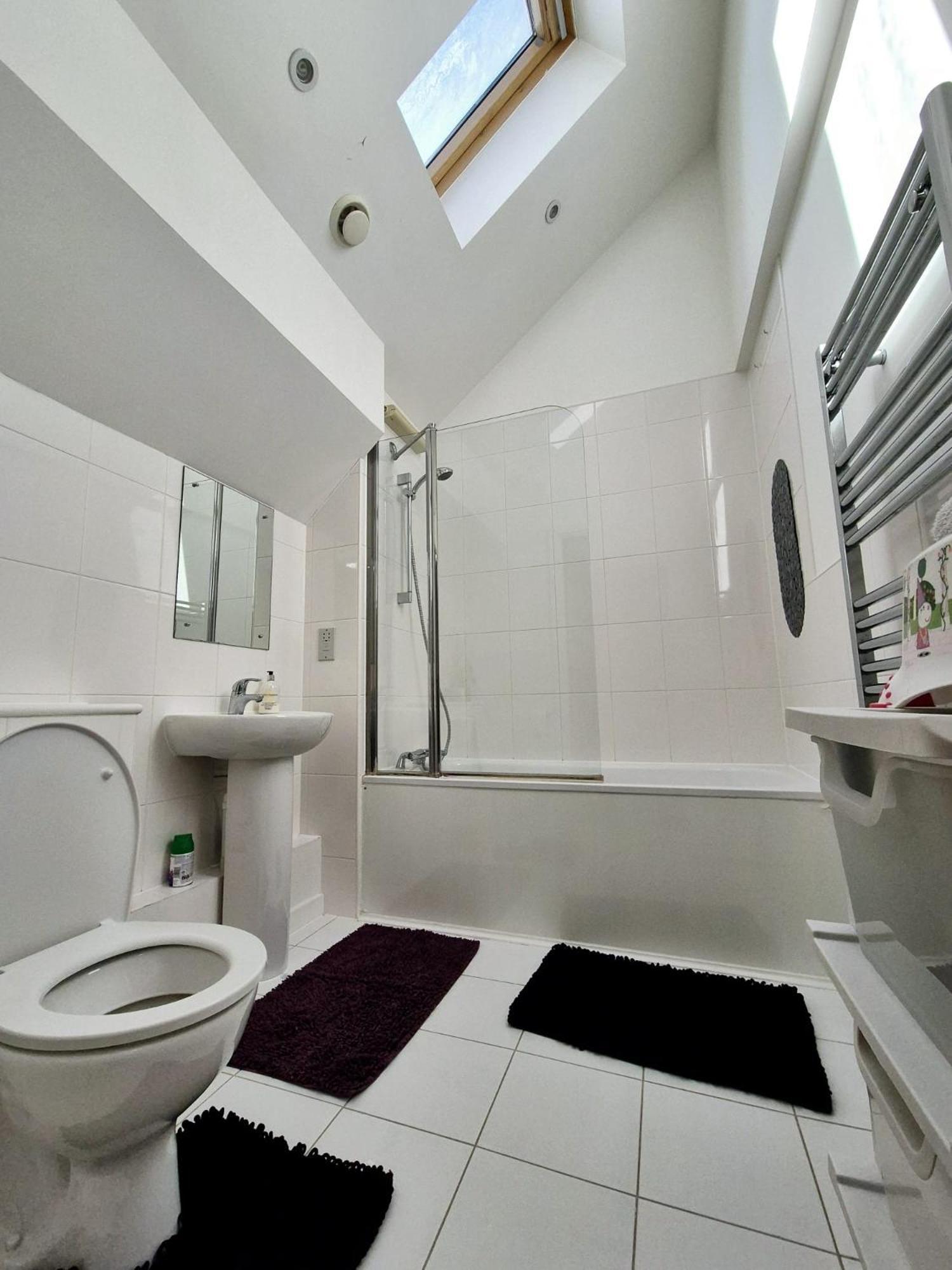 Explore London: 2 Bedroom House In Wood Casa de Férias Londres