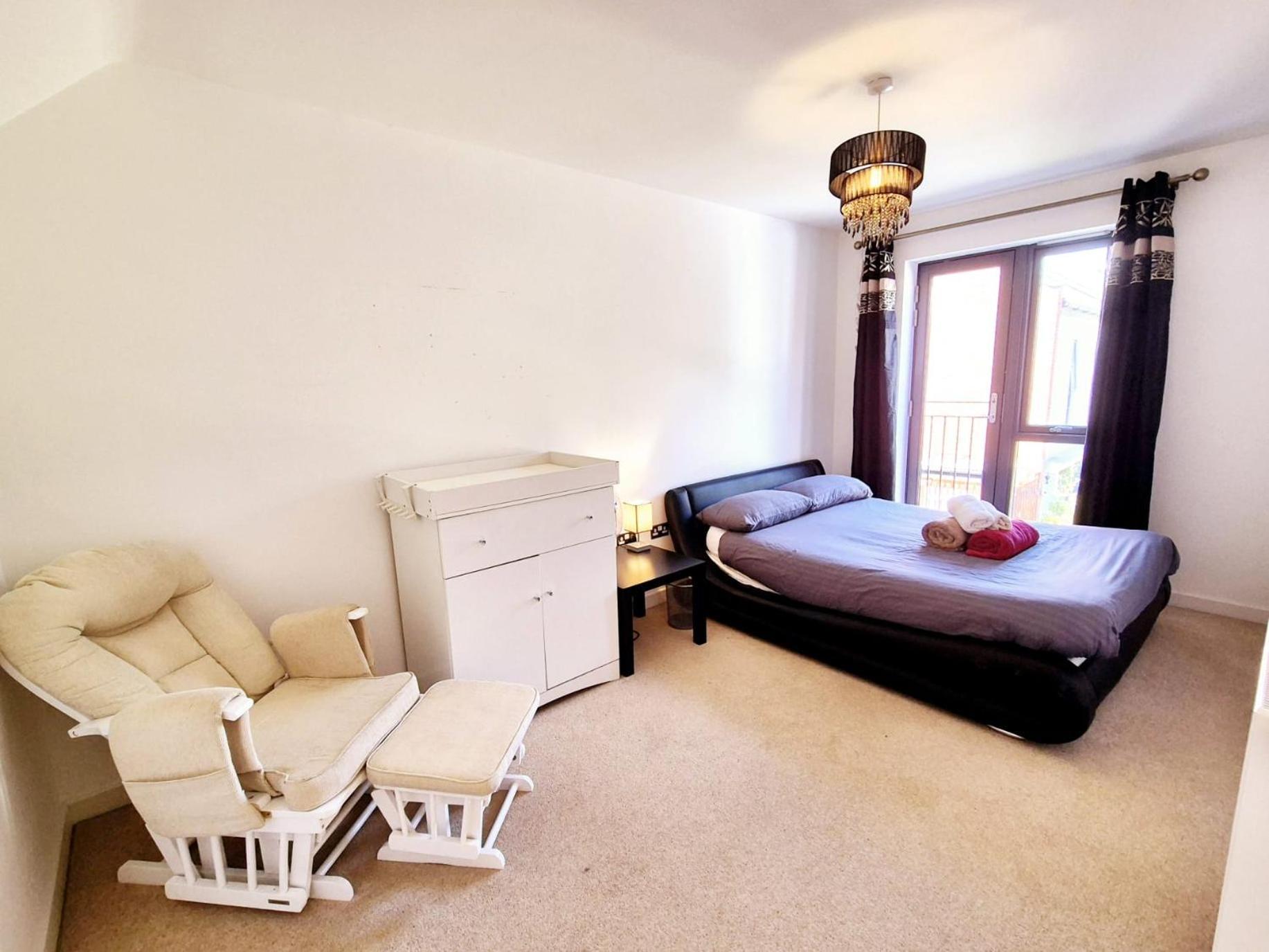 Explore London: 2 Bedroom House In Wood * Londra